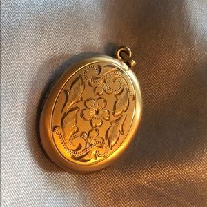 VINTAGE GOLD ETCHED LOCKET